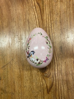 PÅSKEEGG METALL 15X9 CM. ROSA KRANS - Inspirasjon Forlag AS