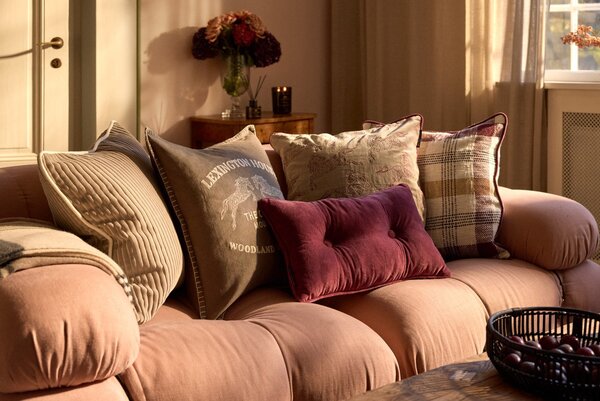 Knappet pute i økologisk bommulsfløyel